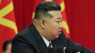 北の金正恩、拳銃を握る...'緊急'