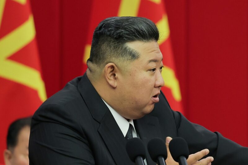 北の金正恩、拳銃を握る...'緊急'