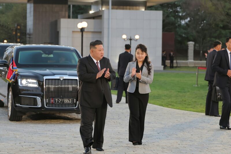 北の金正恩、拳銃を握る...'緊急'