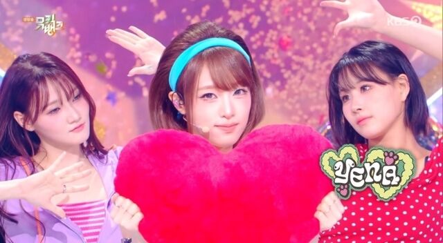 チェ・イェナ、「キャッチ・キャッチ」でステージを席巻…唯一無二の歌声とスタイリングが「完璧な相乗効果」