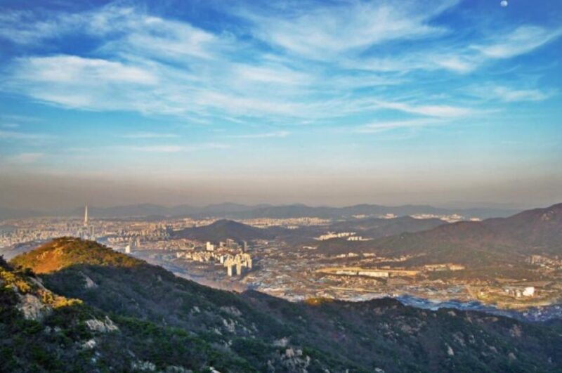 "ソウルのど真ん中にこんな山が？"...MZ世代がインスタ映えする名山100選に並ぶ