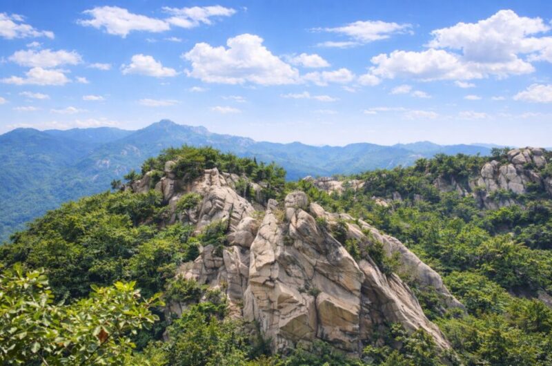 "ソウルのど真ん中にこんな山が？"...MZ世代がインスタ映えする名山100選に並ぶ