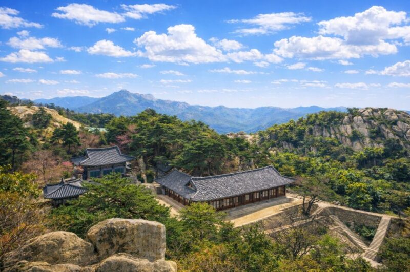 "ソウルのど真ん中にこんな山が？"...MZ世代がインスタ映えする名山100選に並ぶ