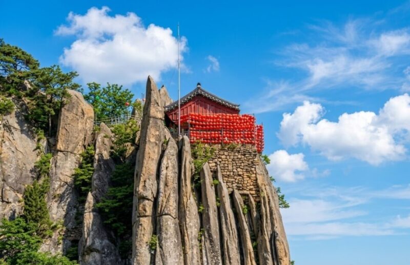 "ソウルのど真ん中にこんな山が？"...MZ世代がインスタ映えする名山100選に並ぶ