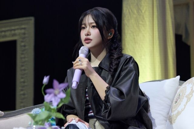 キム・イェリム、客席へ降りてアイコンタクト→全観客にバラの花をプレゼント…ソウルでのファンミーティングで爆発した「ファンへの愛」