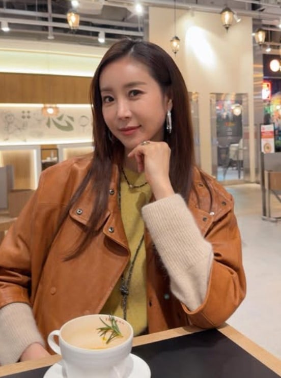 ハン・ダガム、春の日差しあふれるカフェでの日常を公開…清純な美貌が際立つ