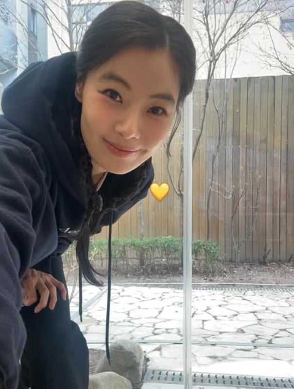 ユン・ソイ、ツインテールで「若々しい美貌」…春らしい雰囲気の自撮り写真を公開