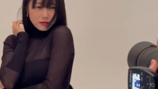 イ・シウォン、グラビアのメイキングを公開…人形のような美貌と魅惑的な雰囲気