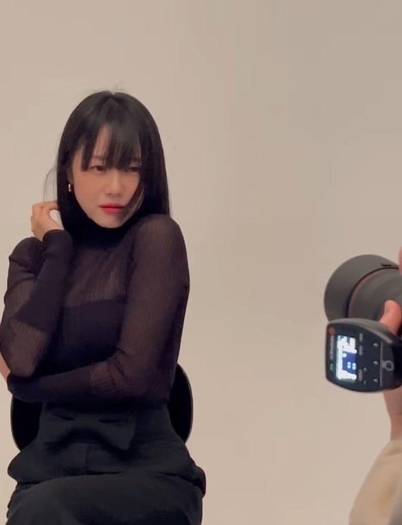 イ・シウォン、グラビアのメイキングを公開…人形のような美貌と魅惑的な雰囲気