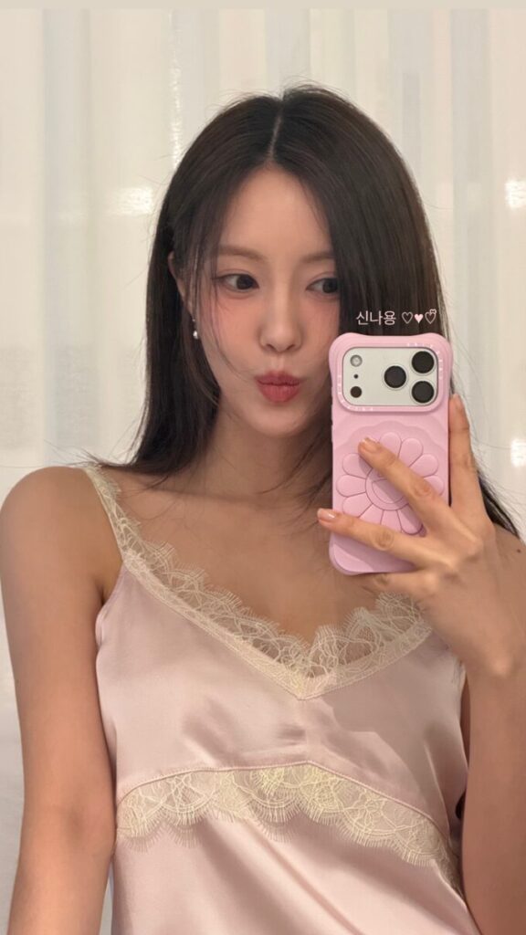 「金融マン♥」ヒョミン、大胆なスリップワンピース姿の自撮り