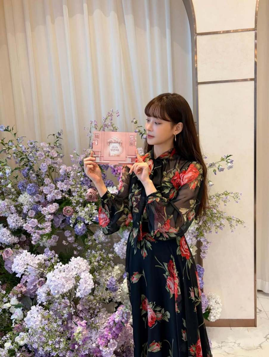 ガールズグループとしてデビューしてわずか7ヶ月で「解散」し、姿を消したが、今では誰もが知るロマンティック・コメディの女王と呼ばれる女優