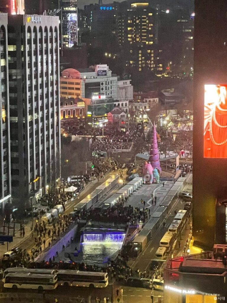 BTSの光化門カムバック公演、いよいよ間近…ARMYの胸が「燃え上がる」