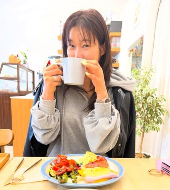 ヒョンヨン、ゆったりとしたブランチで輝く若々しい美貌…自然な日常をシェア