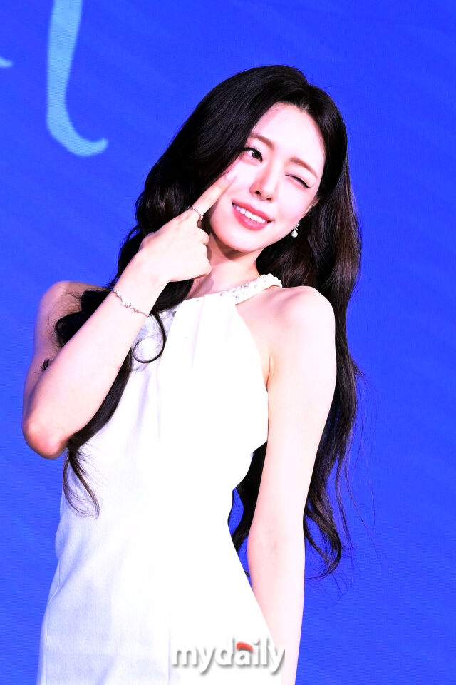 ITZYのユナ、第4世代のビジュアルクイーンが7年ぶりのソロ活動「笑顔になるような甘美な音楽になるはず」（総合）