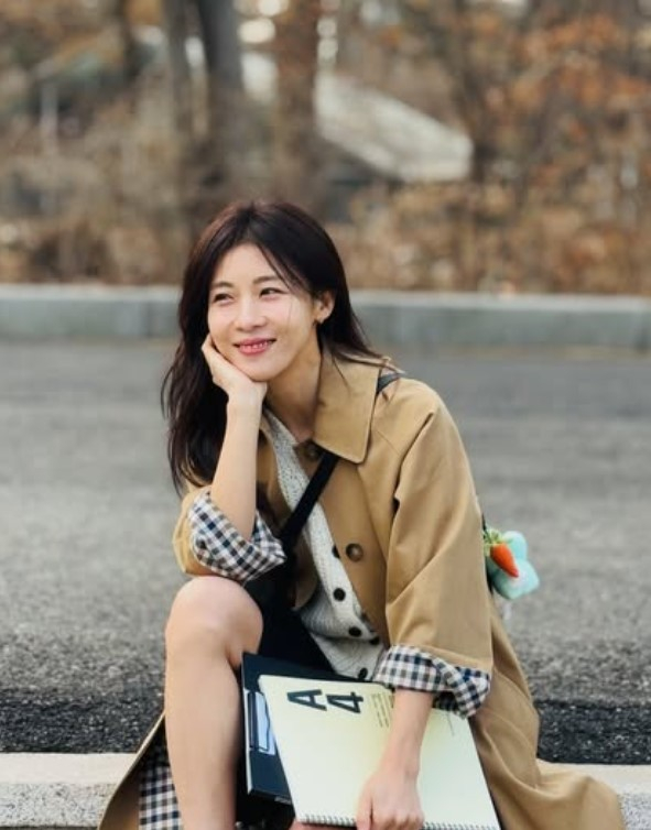 ハ・ジウォン、キャンパス内の「26年度生」に完璧に変身…清純なビジュアルに期待高まる