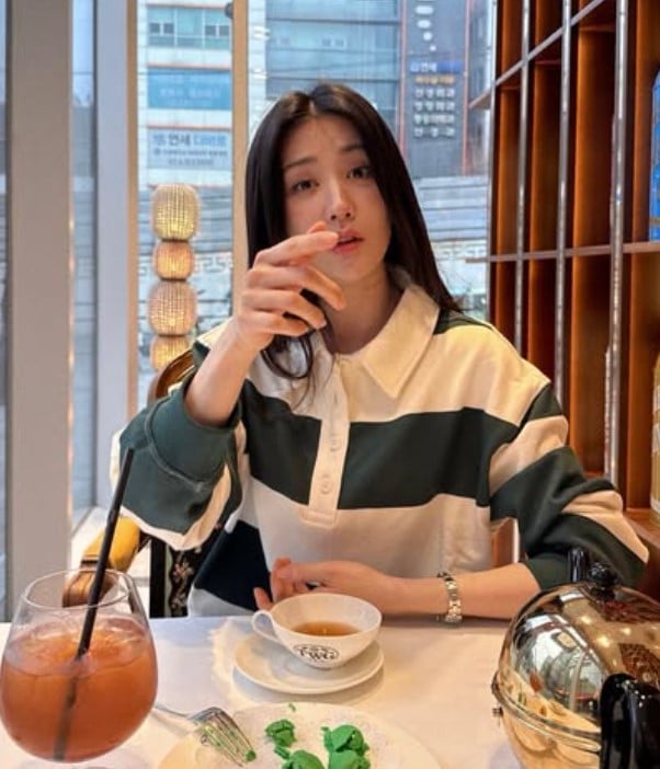 パク・ハソン、ゆったりとしたティータイムの様子を公開…清純な日常が「注目を集める」