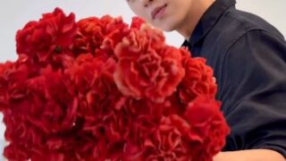 ウォン・ドヒョン、生け花の趣味を公開…「春の雰囲気がたっぷり」ビジュアルも完璧