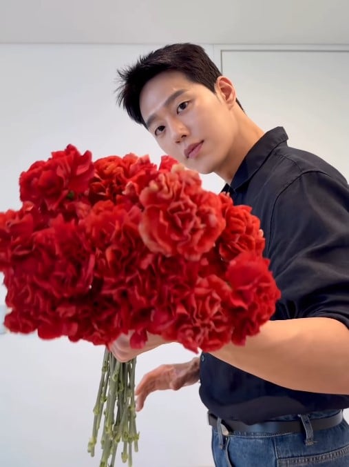 ウォン・ドヒョン、生け花の趣味を公開…「春の雰囲気がたっぷり」ビジュアルも完璧