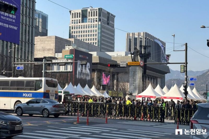 BTS光化門公演、"観客7万人、公務員1万人"