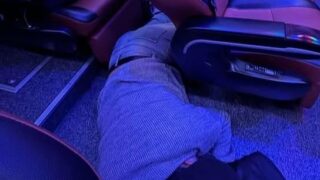 "高速バスが寝室？"...床に寝そべって「いびき」まで、恥ずかしがり屋「驚愕」。