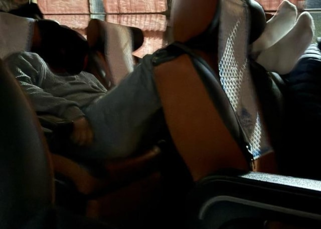 "高速バスが寝室?"...床に寝そべって「いびき」まで、恥ずかしがり屋「驚愕」。