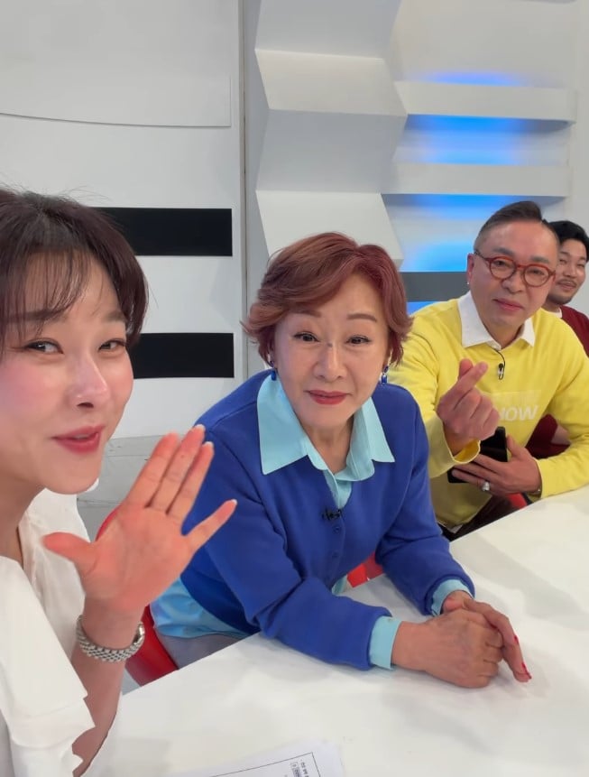 ヒョンヨン、「パーフェクトライフ」撮影現場を公開...ベ・ヨンジョン-キム・ドマンとハ・ギアアエのセルフィー