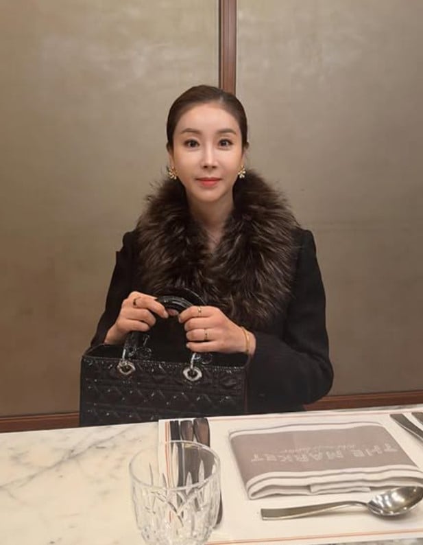 ハンダガム、華麗なスタイリングの近況を公開...エレガントな雰囲気に視線集中