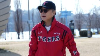 キム・イソン、KIAタイガース始球式 "40年来のファン、栄光"