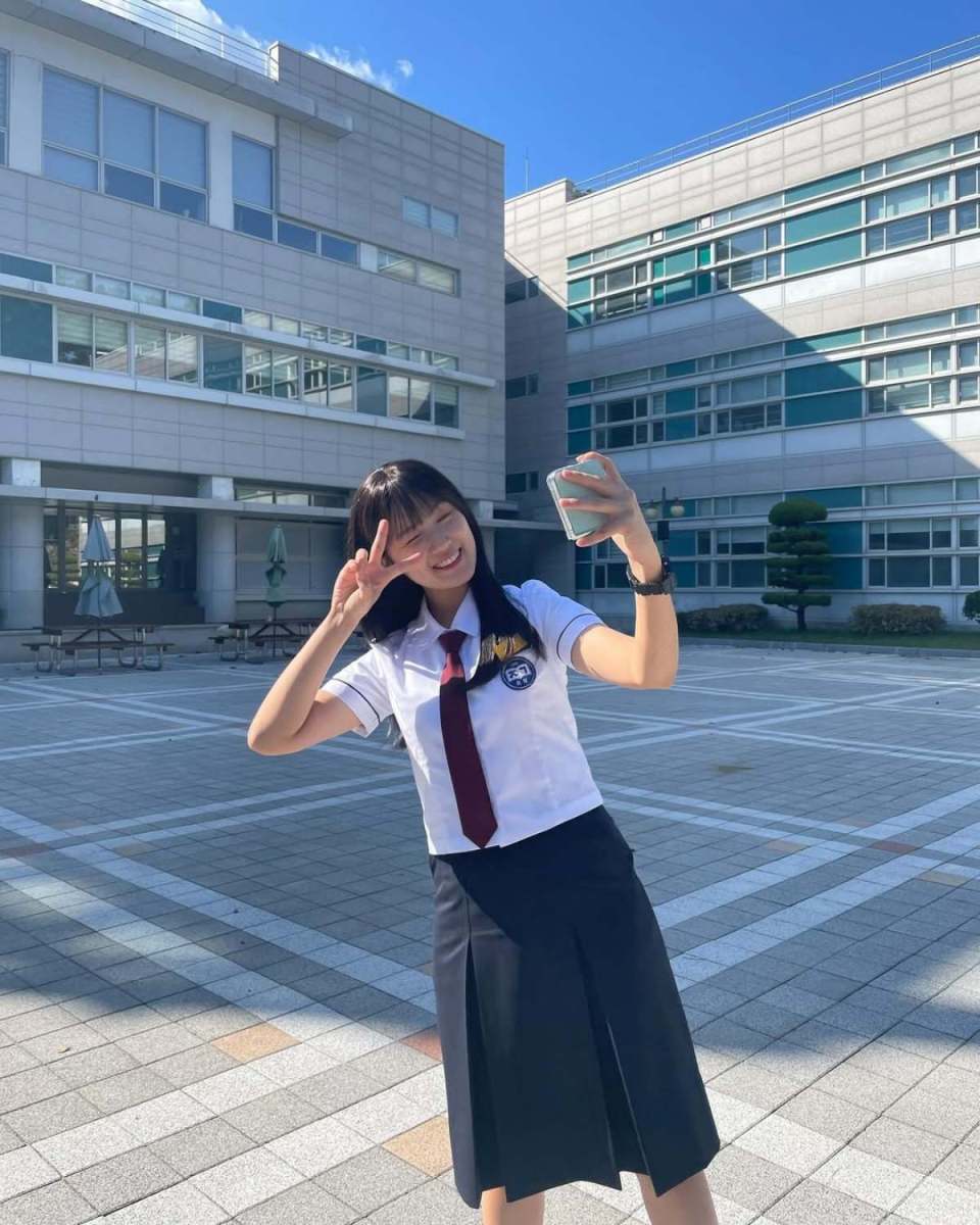 制服を着ただけで、まさに初恋級美貌の女優が大ヒットを飛ばす。