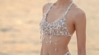 リサ、宝石ビキニ姿で20代最後の誕生日パーティーを開催