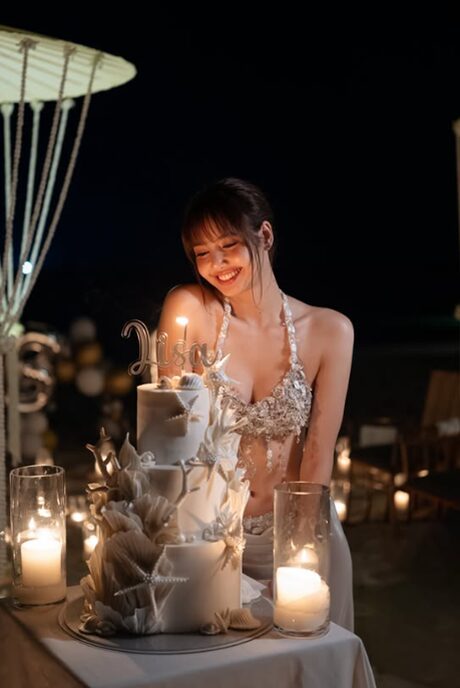 リサ、宝石ビキニ姿で20代最後の誕生日パーティーを開催