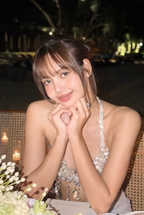 リサ、宝石ビキニ姿で20代最後の誕生日パーティーを開催