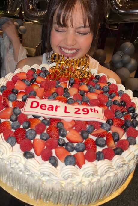 リサ、宝石ビキニ姿で20代最後の誕生日パーティーを開催