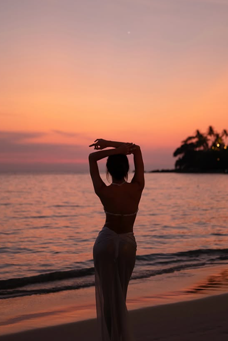 リサ、宝石ビキニ姿で20代最後の誕生日パーティーを開催