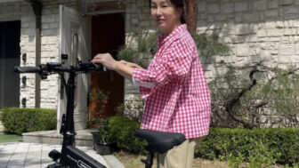 キム・ミスク（66）、ピンクのチェックシャツで春の装い…優雅な自転車ライフが話題