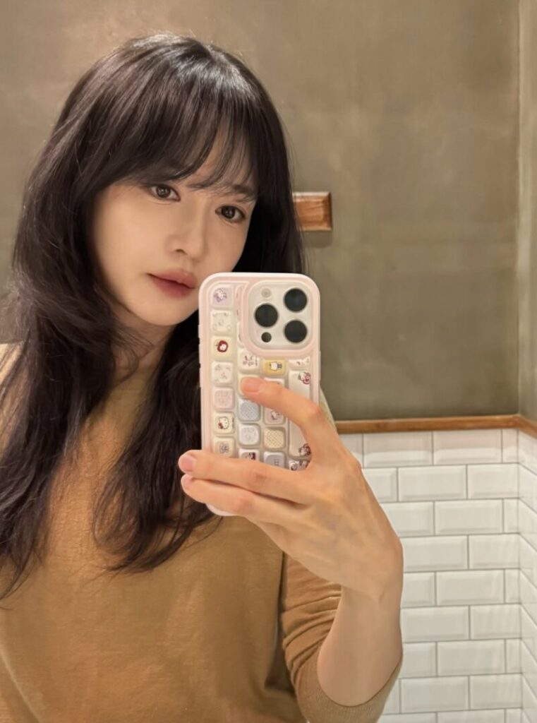 ソン・ユリ（45）、清純派からクールな美女へ…大胆なヘアスタイル変身が話題