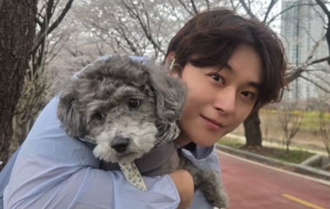 イ・ジョンウ、愛犬と桜ランニング...ほのぼのとした日常を公開