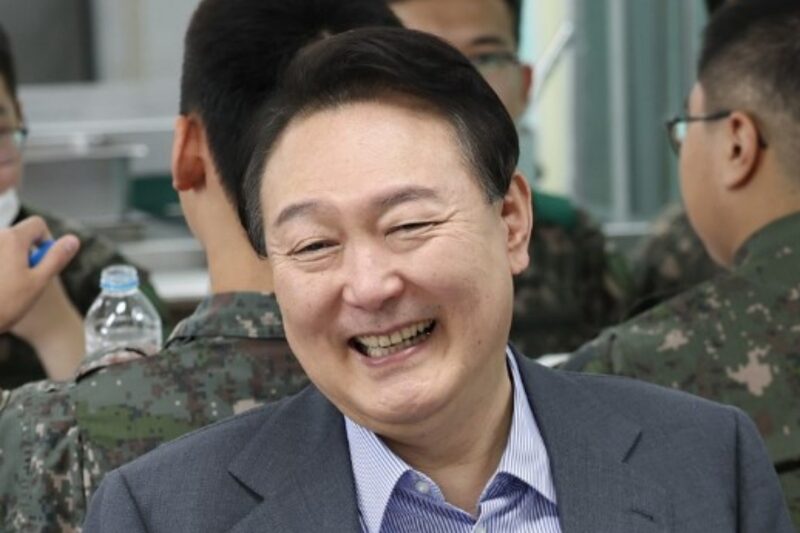 尹、獄中で「12億」の大金を手に...李承晩の年俸を抜く