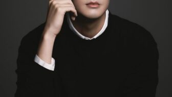 ク・ジャソン、'不機嫌そうな顔'で大胆な魅力で視聴者魅了する