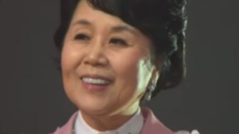 70歳」シム・スボン、わいせつ物疑惑...重い姿勢