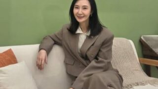 チェ・シラ、変わらぬ気品…モダンなスーツスタイルが醸し出す抑制の効いた美しさ