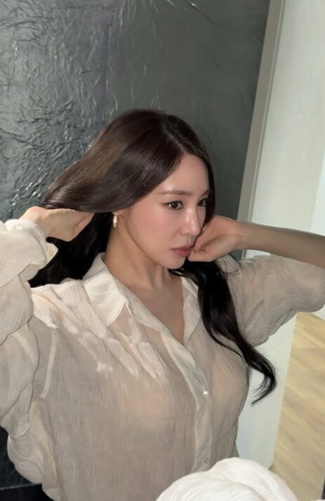 ティファニー、シースルーで魅せる大人の色気　エレガントな装いが話題に