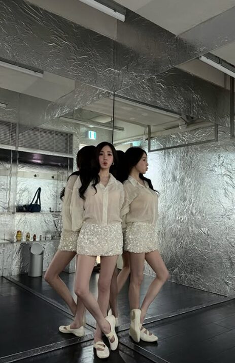 ティファニー、シースルーで魅せる大人の色気 エレガントな装いが話題に