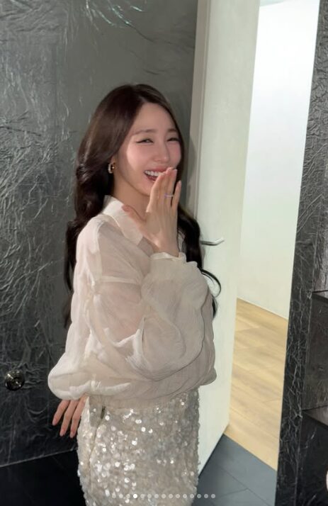 ティファニー、シースルーで魅せる大人の色気 エレガントな装いが話題に