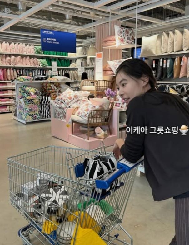 ユン・ソイ、多忙な日常でも輝く美貌…変わらぬ清純ビジュアルが話題