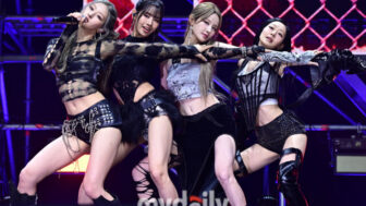 KISS OF LIFE「Who is she?」単純かつ象徴的な問い…パフォーマンスで証明する彼女たちの真価