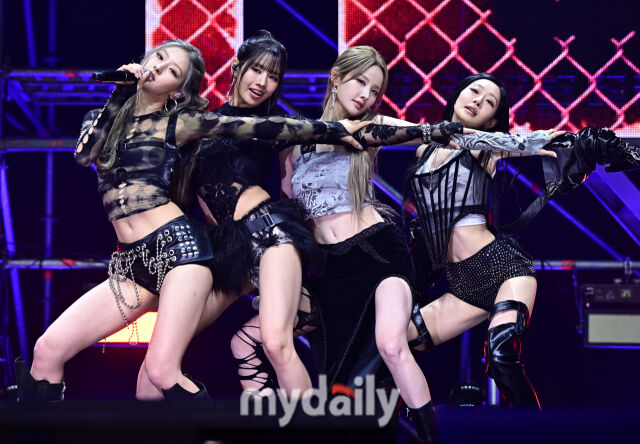 KISS OF LIFE「Who is she?」単純かつ象徴的な問い…パフォーマンスで証明する彼女たちの真価