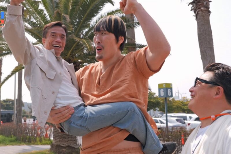 チェ・ホンマン、158cm女性を「お姫様抱っこ」　身長差ショットが話題に