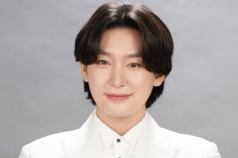 キム・ヨンビン、活動終了…会場は涙の海に