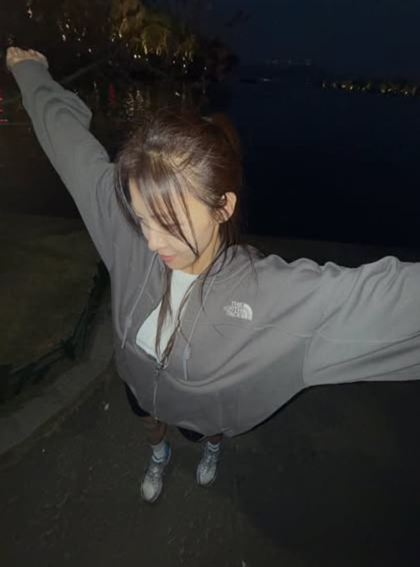 ハ・ジウォン、杭州での日常を公開!「ポップマート」開封動画から夜のランニングまで満喫